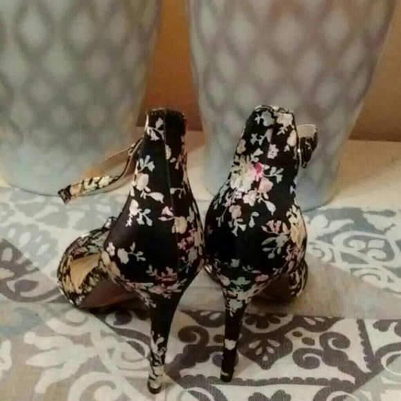 Who What Wear Floral Knotted Heels - Picture 4 of 4